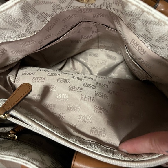 Micheal Kors purse! Like new!! - Picture 6 of 11